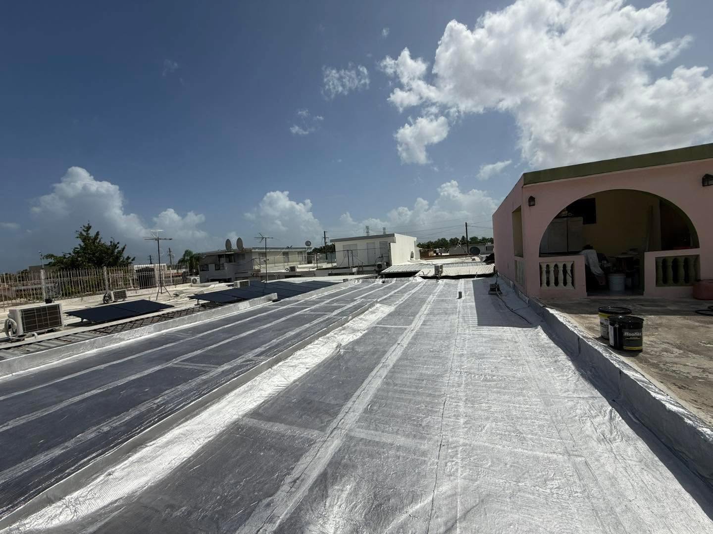 Vista 2 de un sistema de techo aluminizado instalado por Roofinity