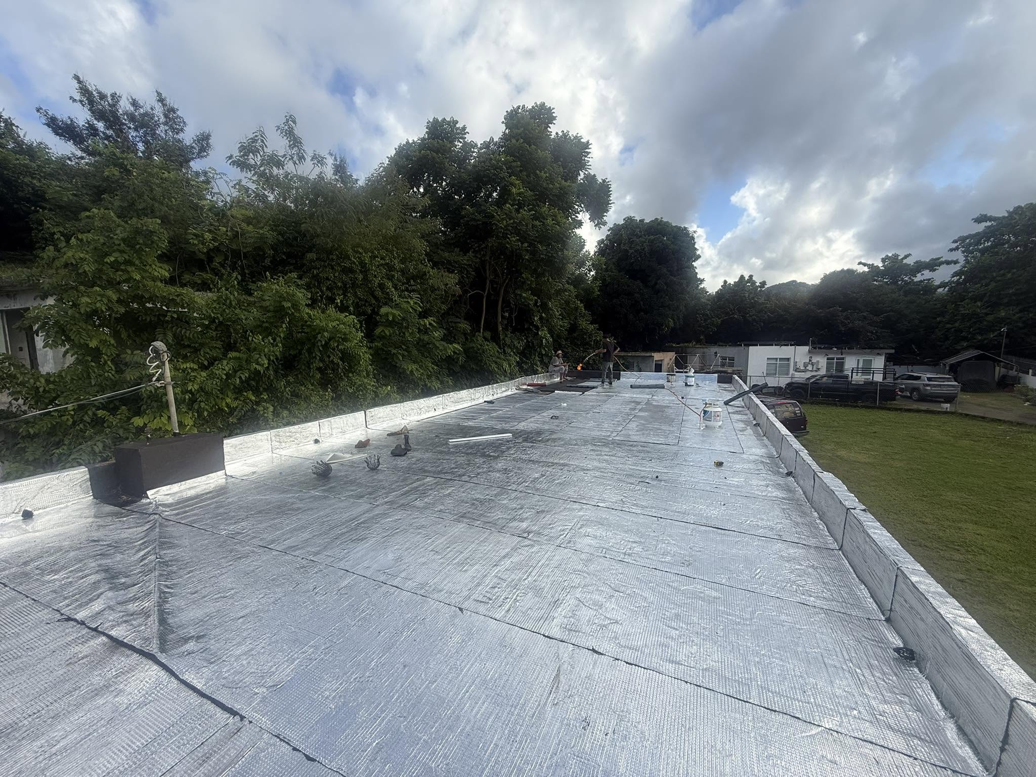 Vista 3 de un sistema de techo aluminizado instalado por Roofinity