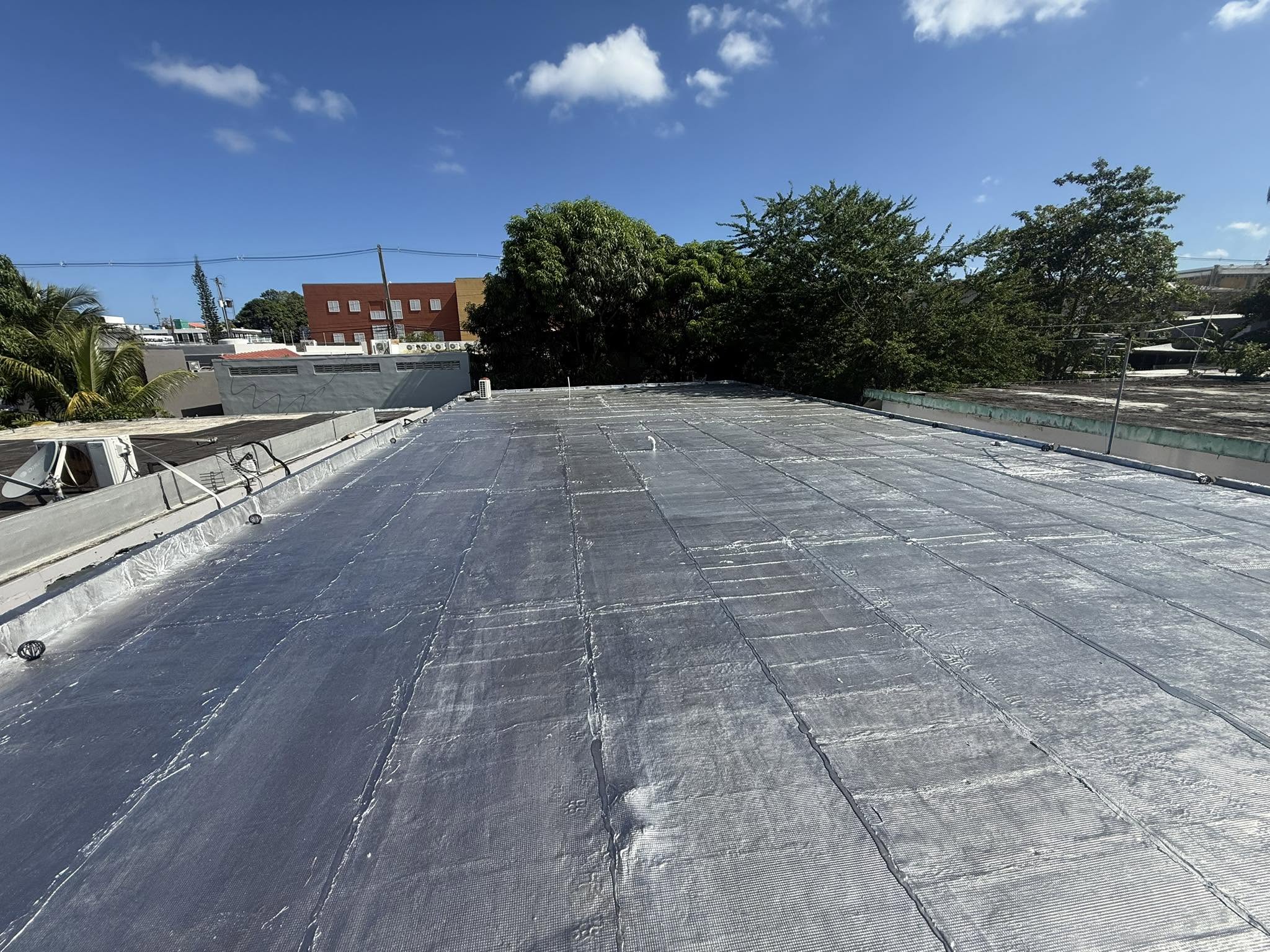 Vista 4 de un sistema de techo aluminizado instalado por Roofinity