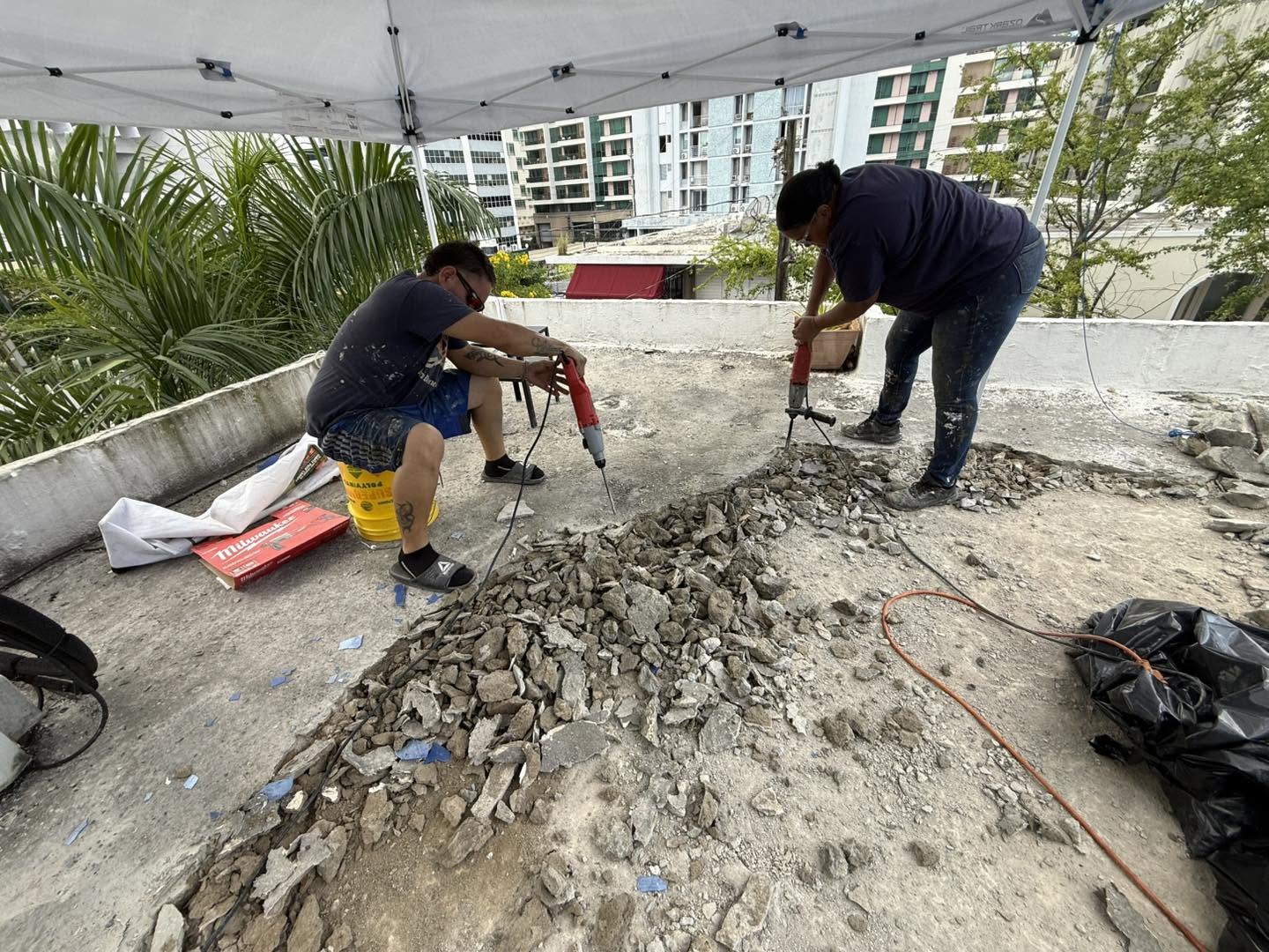 Equipo de Roofinity realizando preparación mecánica de una azotea