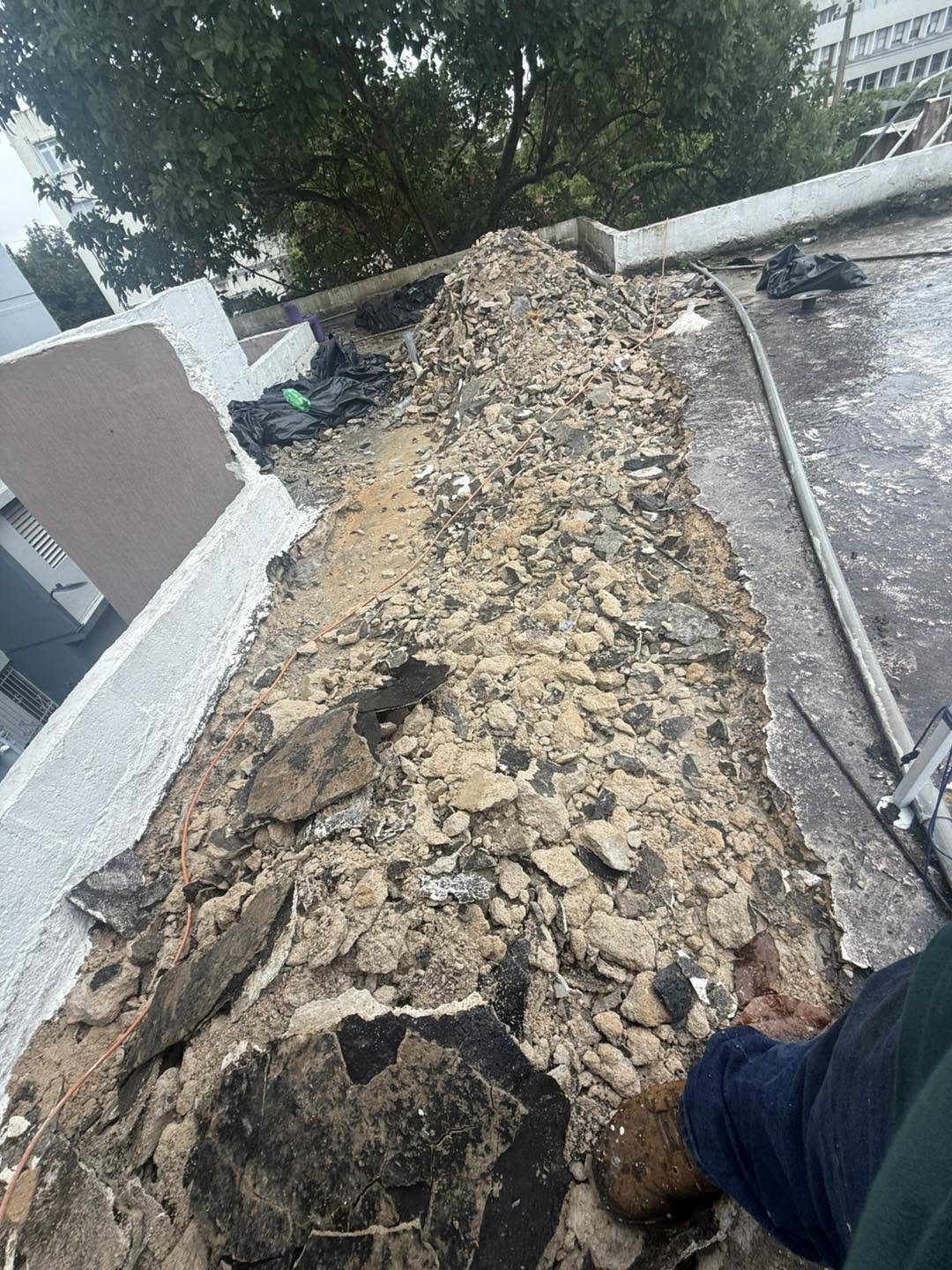 Remoción de material deteriorado en una azotea trabajada por Roofinity